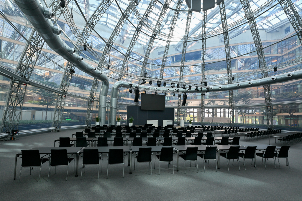 EUREF-Kuppel mit Reihen-Bestuhlung für Konferenzen und innovative Events