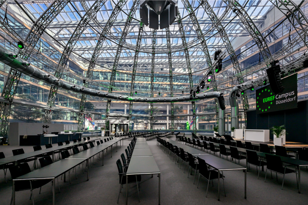 EUREF-Kuppel mit Reihen-Bestuhlung für Konferenzen und innovative Events