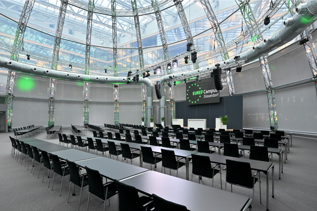 EUREF-Kuppel mit Reihen-Bestuhlung für Konferenzen und innovative Events