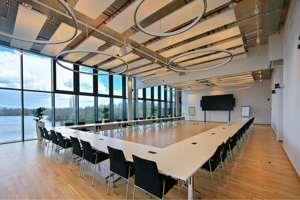 Meetingraum Eventlocation EUREF-Campus Düsseldorf mit U-Bestuhlung und Fensterfront mit Seeblick