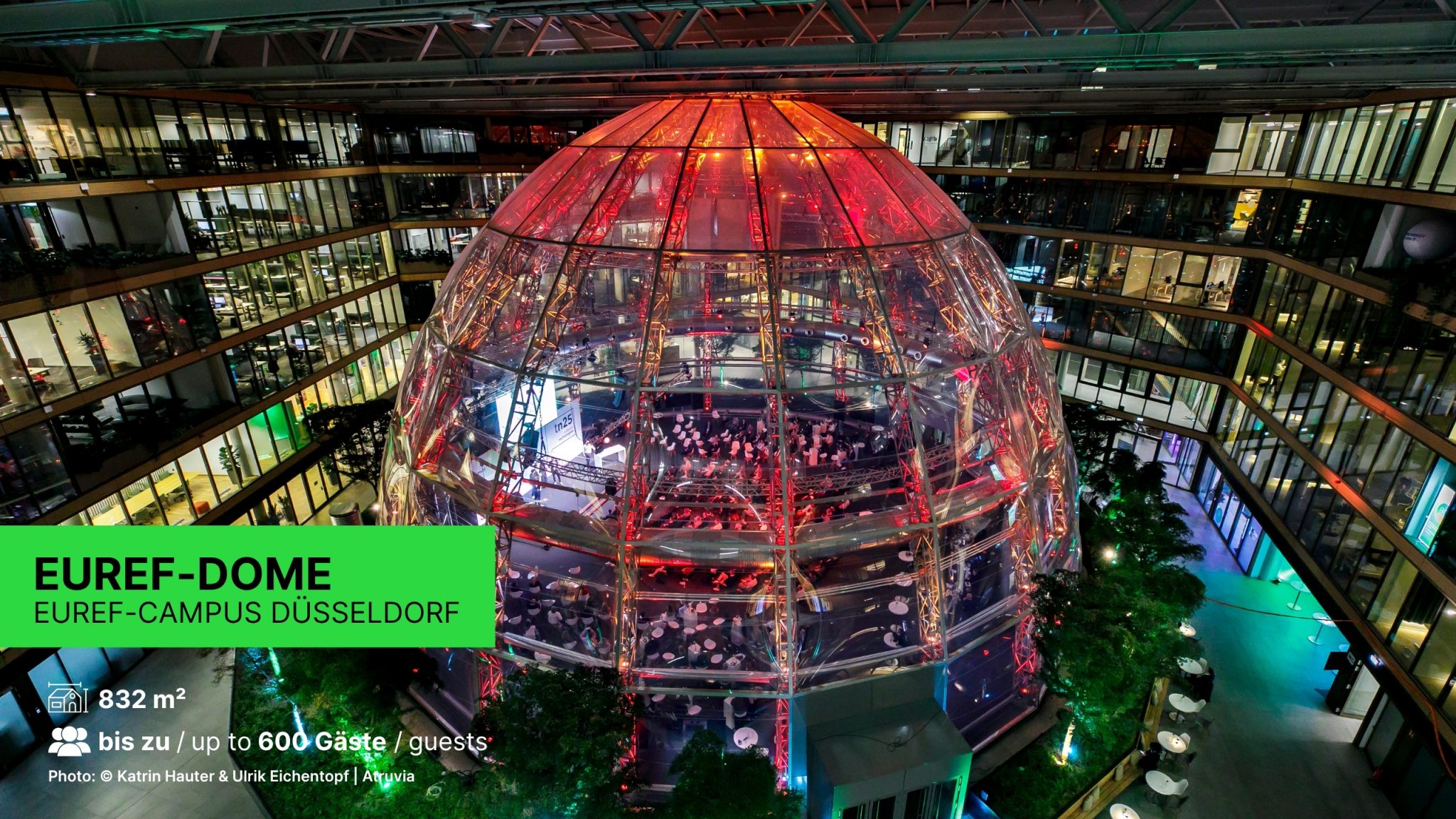 Die beleuchtete EUREF-Kuppel bei einem Event