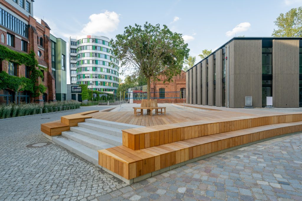 Das Holzhaus auf dem EUREF-Campus mit dem Beachvolleyballfeld