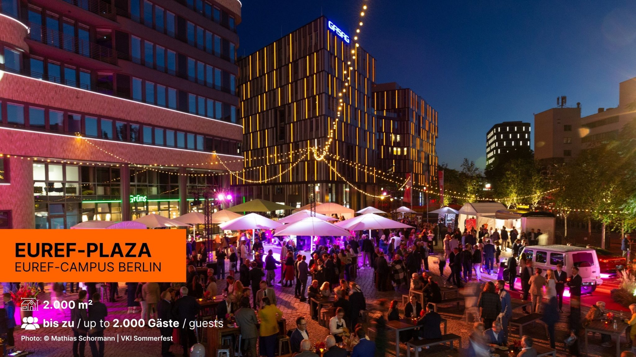 Abendveranstaltung auf dem EUREF-Plaza: beim Open-Air Event sammeln sich hunderte Menschen beim Sommerfest.