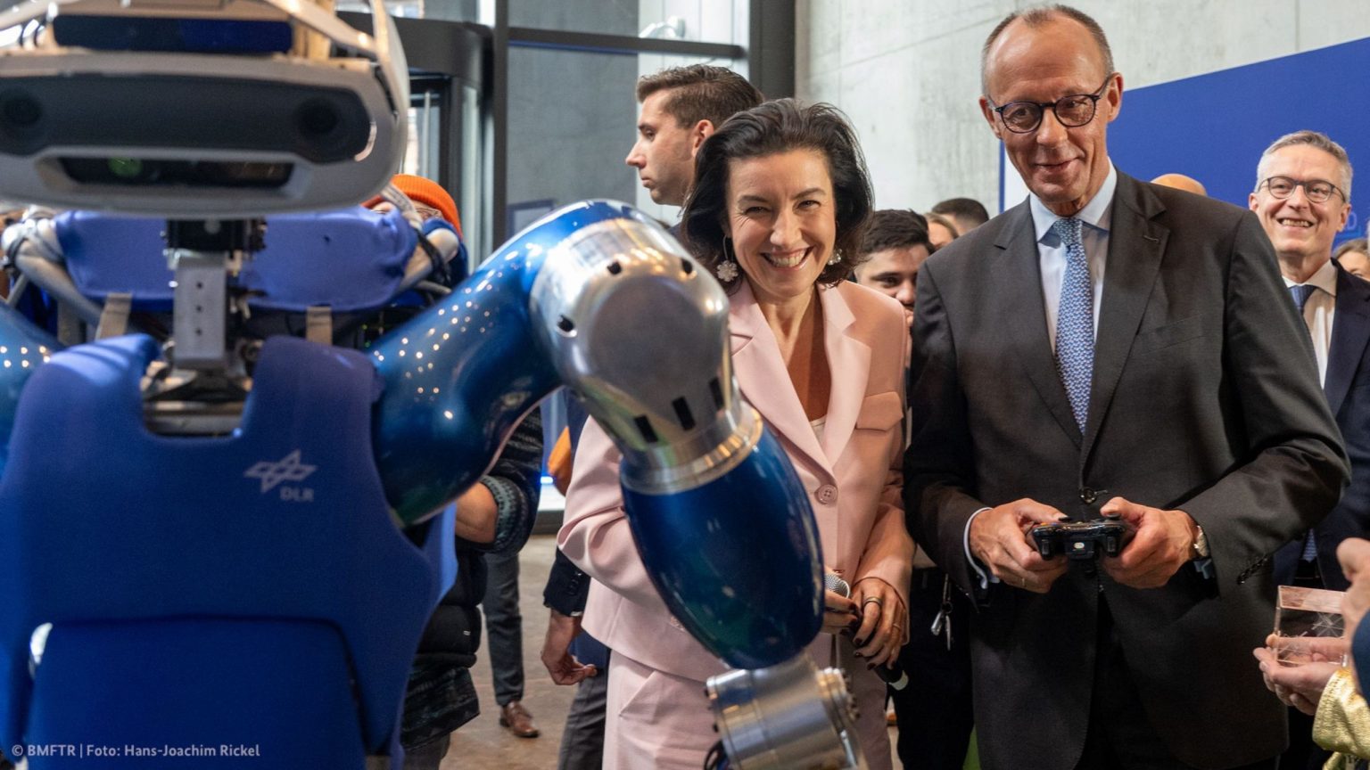 Bundesministerin Dorothee Bär und Bundeskanzler Friedrich Merz bedienen einen Robotor bei der Auftaktveranstaltung der Hightech Agenda Deutschland