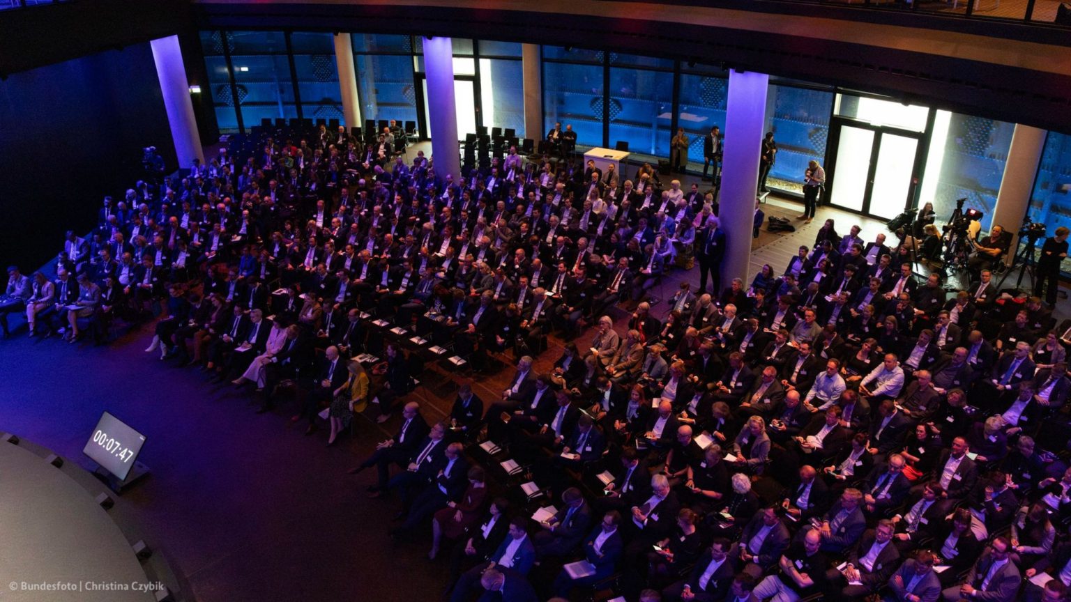 Das Publikum im Gasometer, von oben fotografiert bei der Hightech Agenda Deutschland