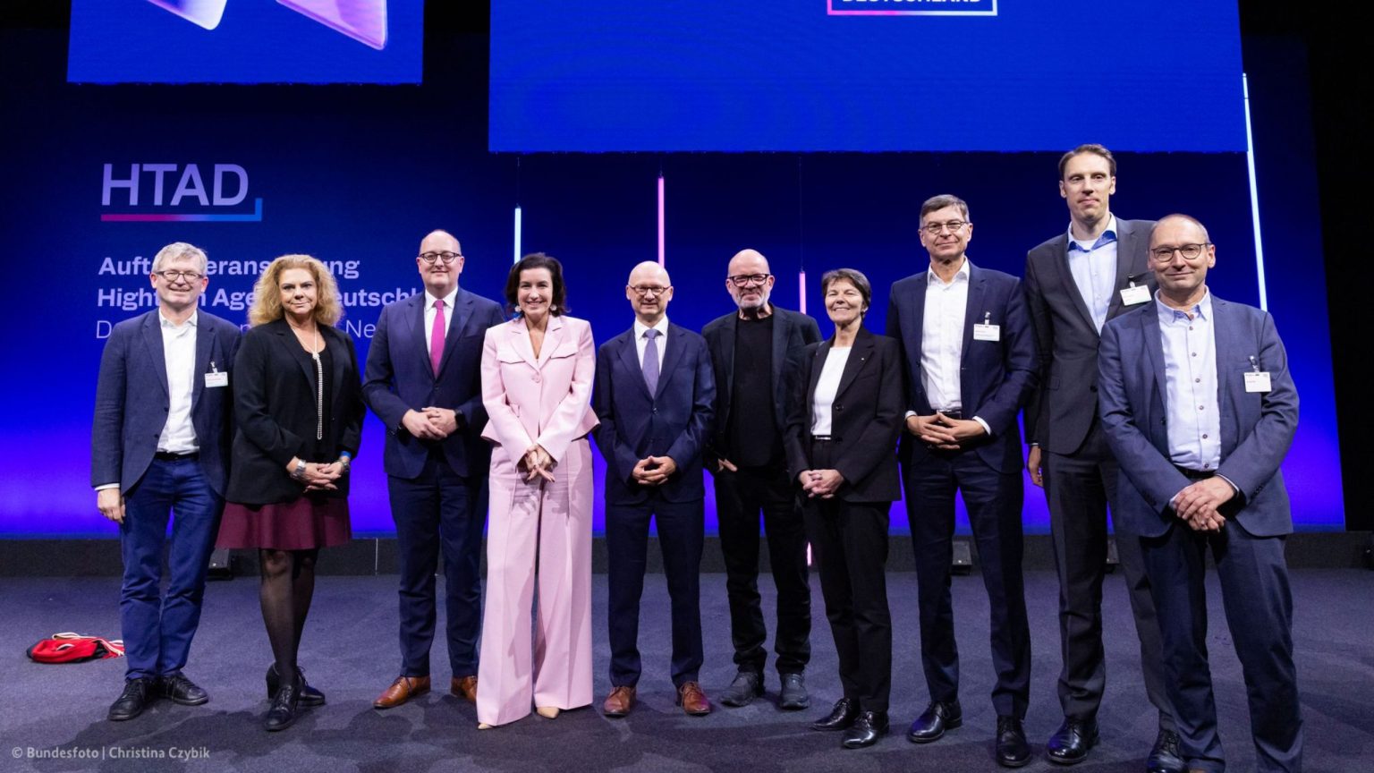 Ein Gruppenfoto auf der Bühne im Gasometer bei der Hightech Agenda Deutschland
