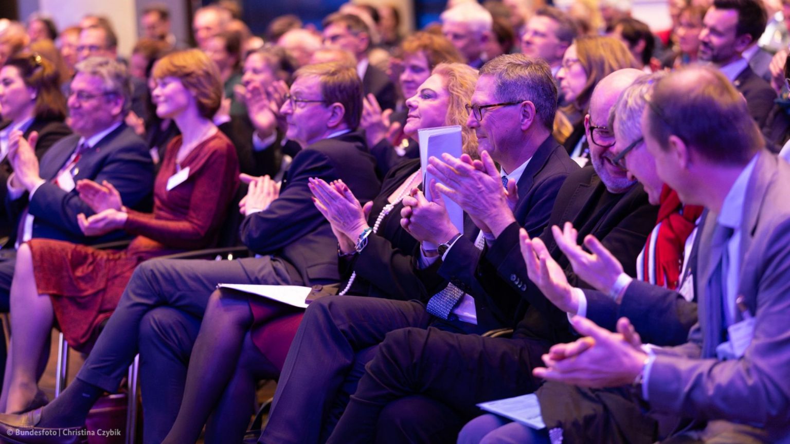 Klatschendes Publikum im Gasometer bei der Hightech Agenda Deutschland