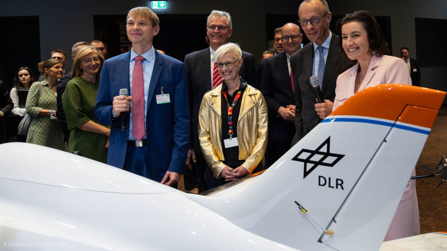 Bundeskanzler Friedrich Merz und Bundesministerin Dorothee Bär bei einem Presserundgang während der Hightech Agenda Deutschland an einem Stand der DLR