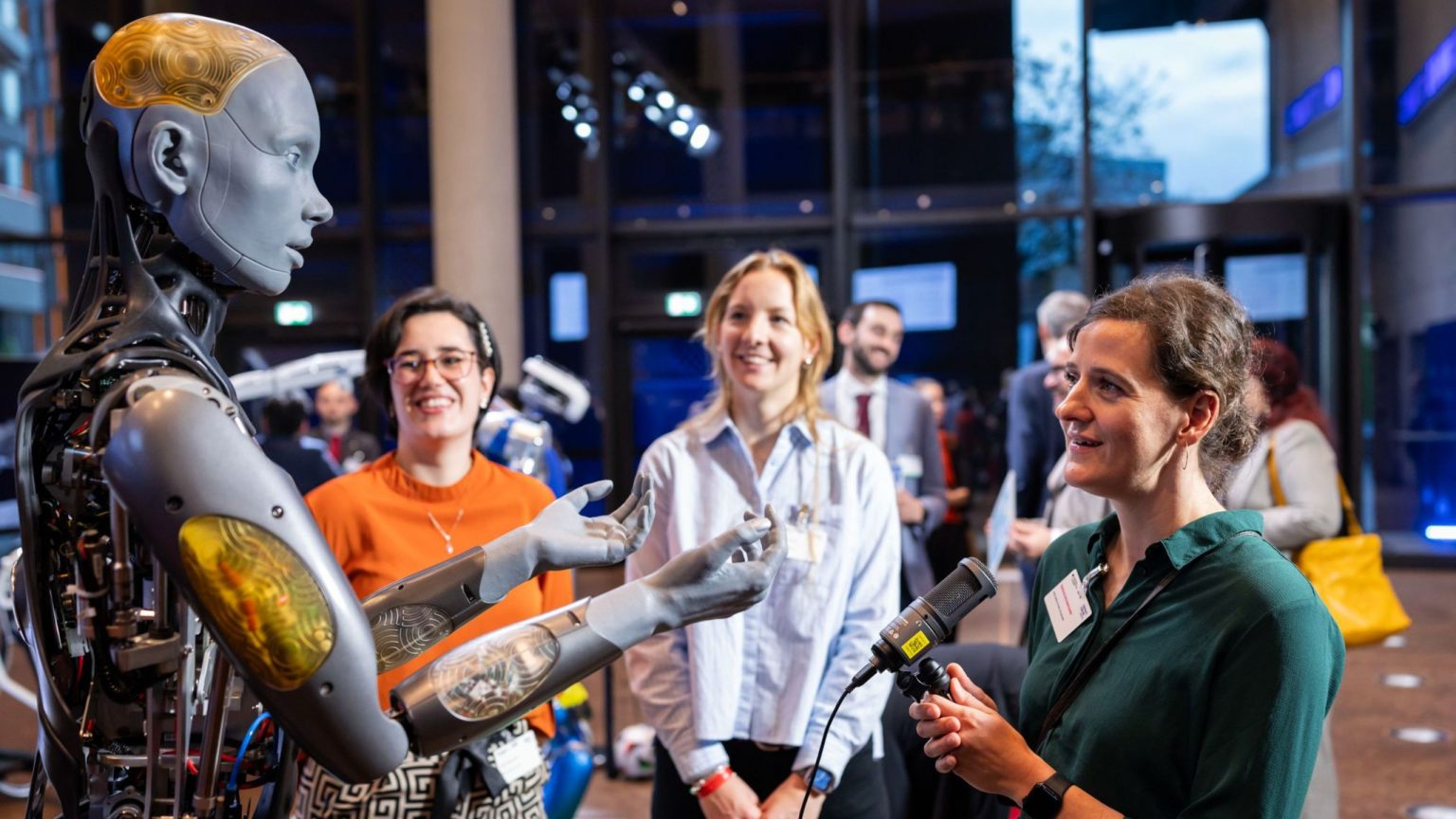 Ein Roboter wird vorgestellt mit einer Interviewerin