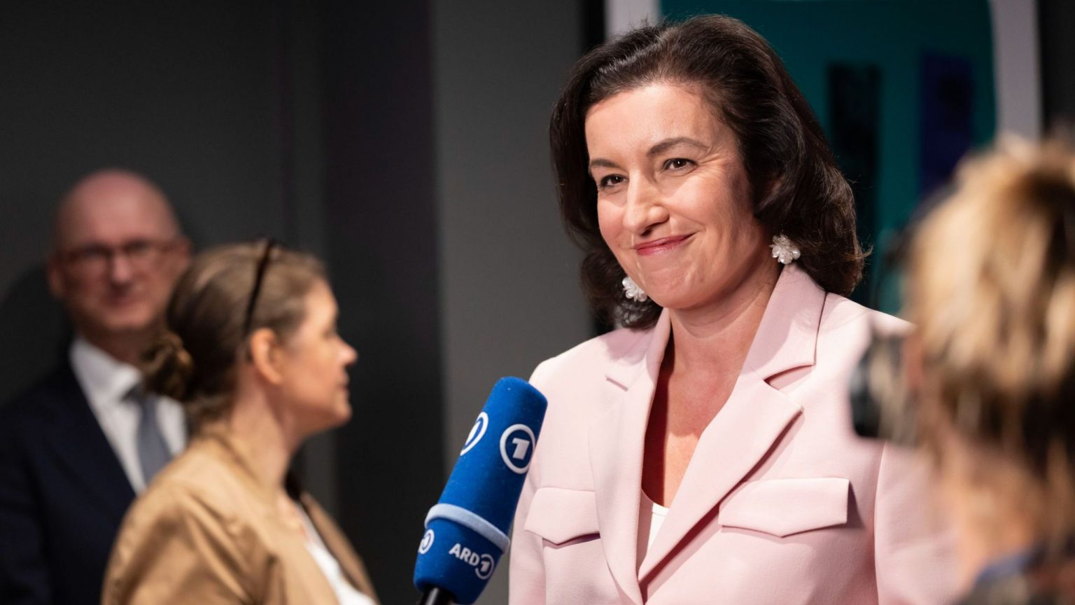 Bundesministerin Dorothee Bär bei einem Interview mit der ARD