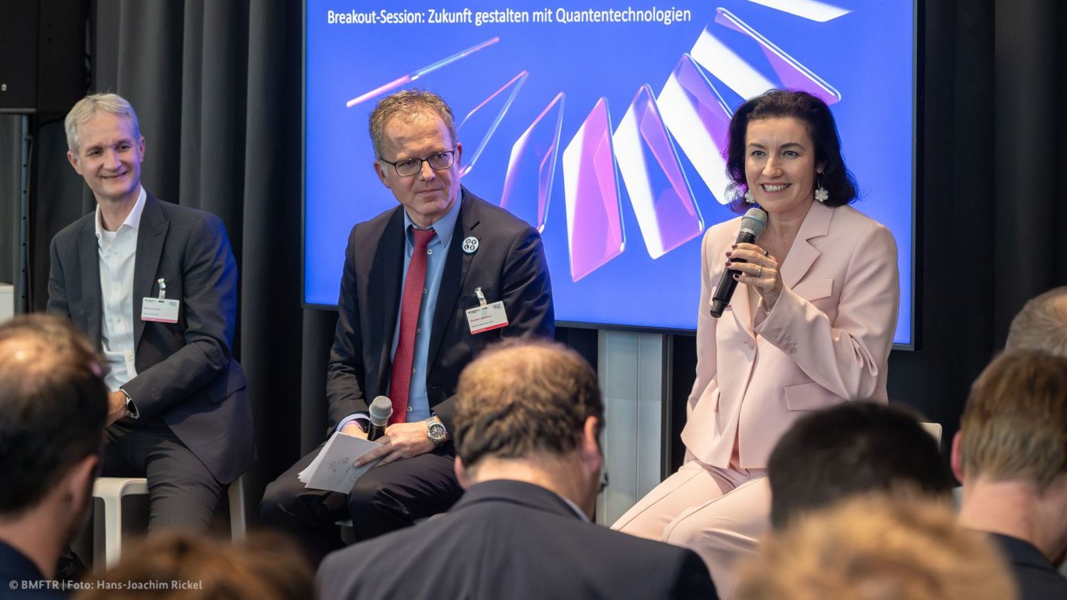 Bundesministerin Dorothee Bär bei einem Panel im Gasometer SKY