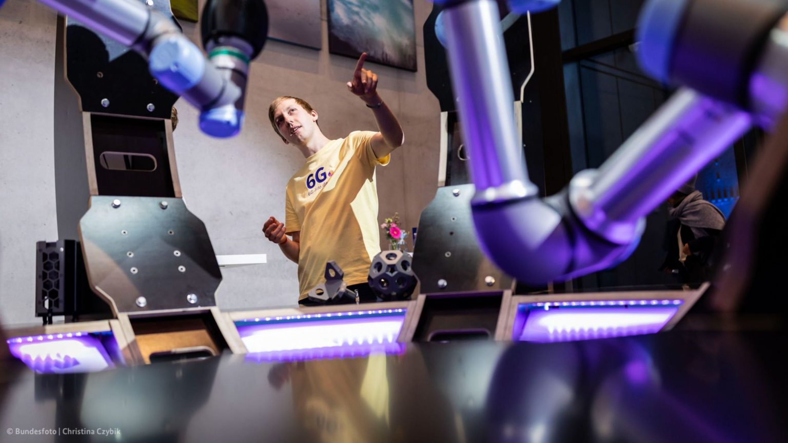 Ein Mitarbeiter an einem Ausstellungsstand