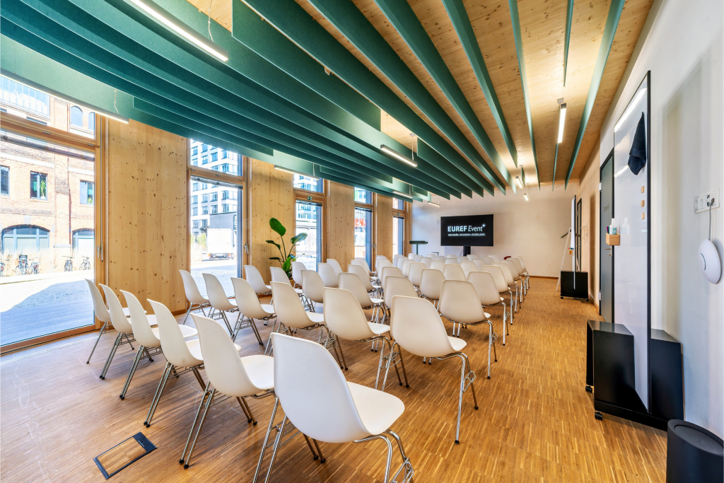 Besprechungsraum mit Reihenbestuhlung in heller Atmosphäre und modernem Mobiliar
