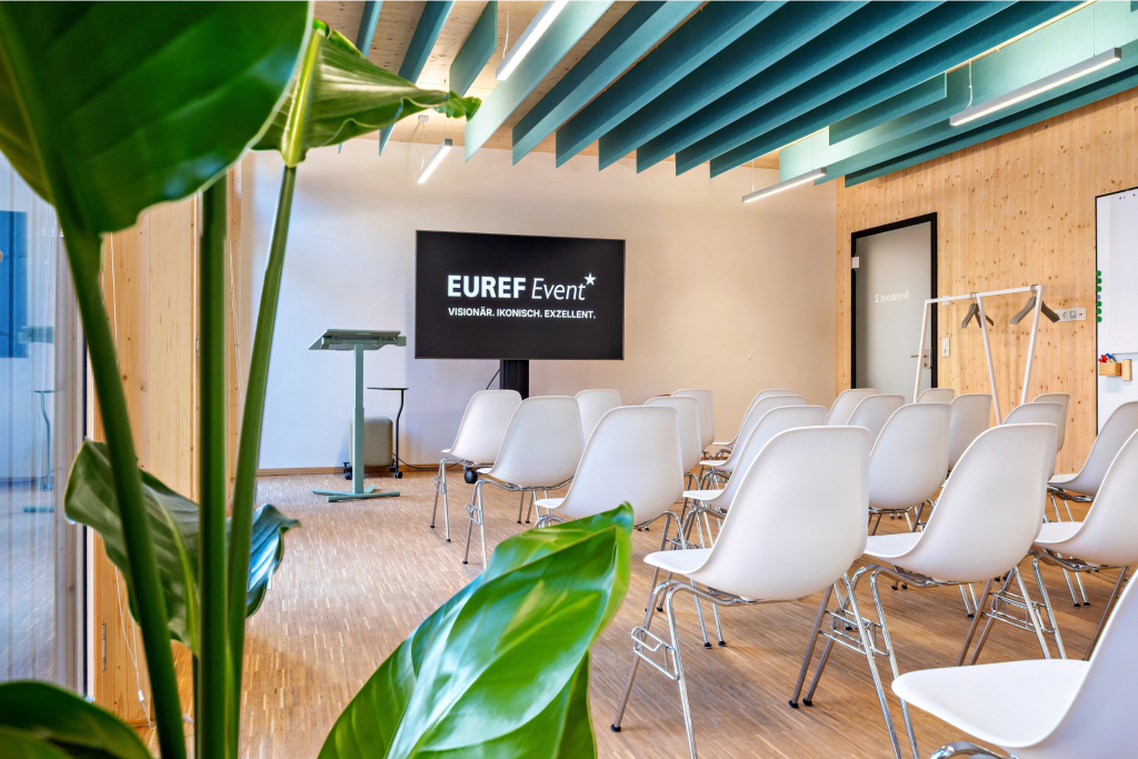 Besprechungsraum mit Reihenbestuhlung in heller Atmosphäre und modernem Mobiliar