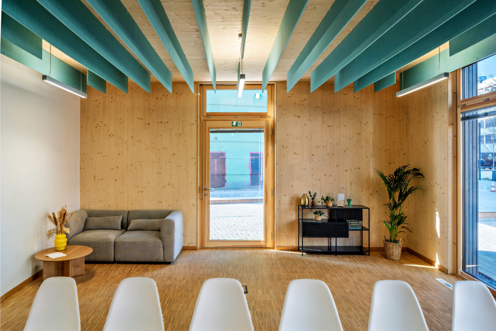 Besprechungsraum mit Sofaecke und modernem Mobiliar und heller Atmosphäre