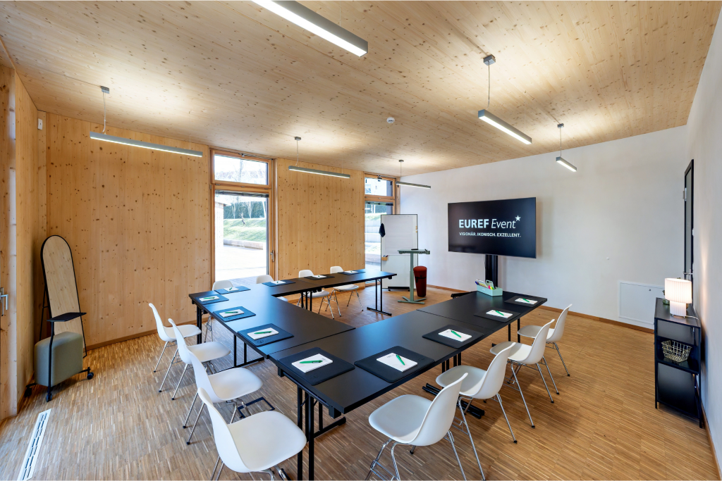 Besprechungsraum mit U förmiger Bestuhlung