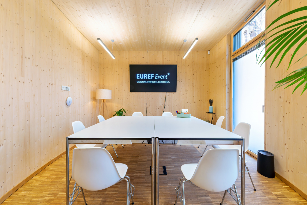 Besprechungsraum für Workshops mit großem Tisch in der Mitte