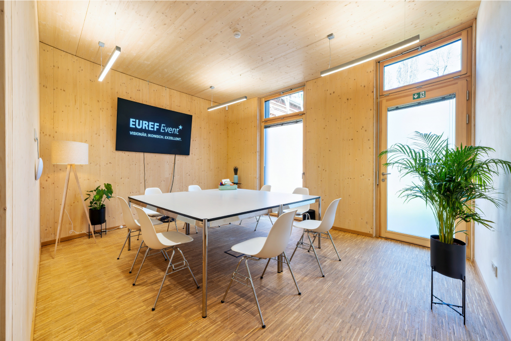 Besprechungsraum für Workshops mit großem Tisch in der Mitte