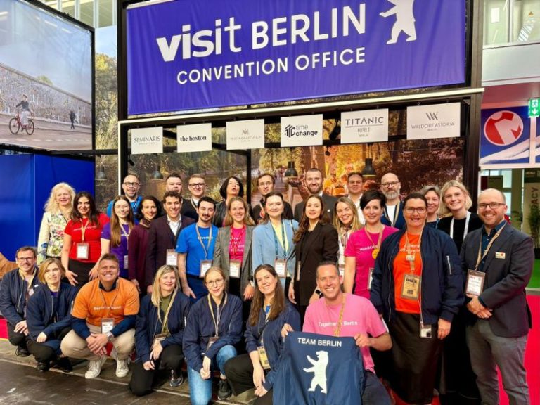 Ein Gruppenfoto aller Mitarbeitenden an den Ständen