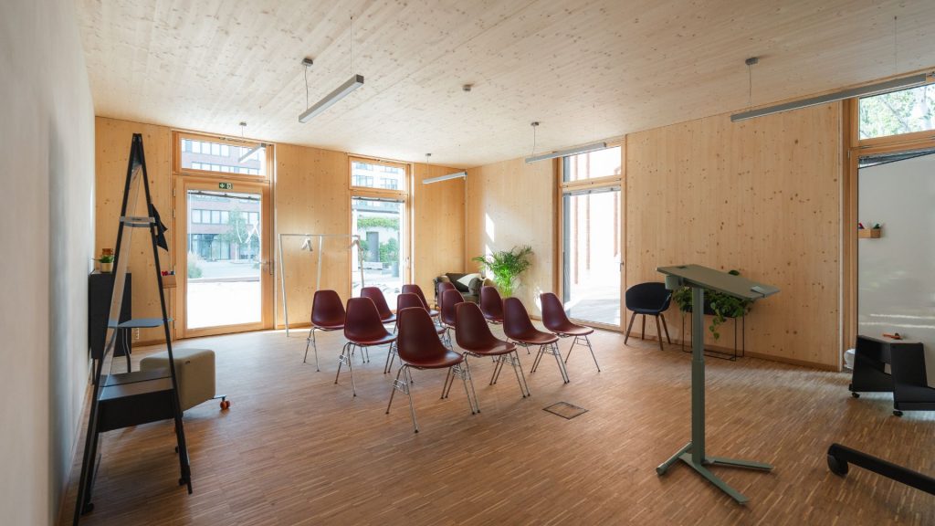 Der Breakout 3 im Holzhaus mit viel Sonnenlicht durch bodentiefe Fenster