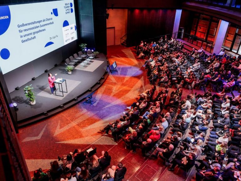 Blick von oben: Das Forum des Gasometers ist gefüllt mit Gästen bei einem Talk