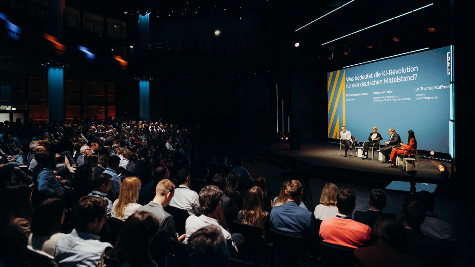 Die MOMENTUM Konferenz von Maschinenraum im Gasometer, der Blick von oben auf die Bühne und das Publikum