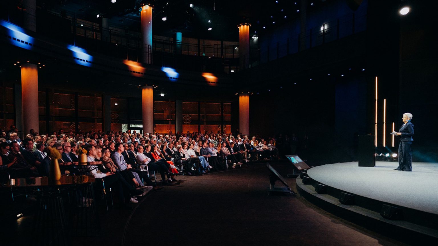 Die MOMENTUM Konferenz von Maschinenraum im Gasometer, der Blick von oben auf die Bühne und das Publikum
