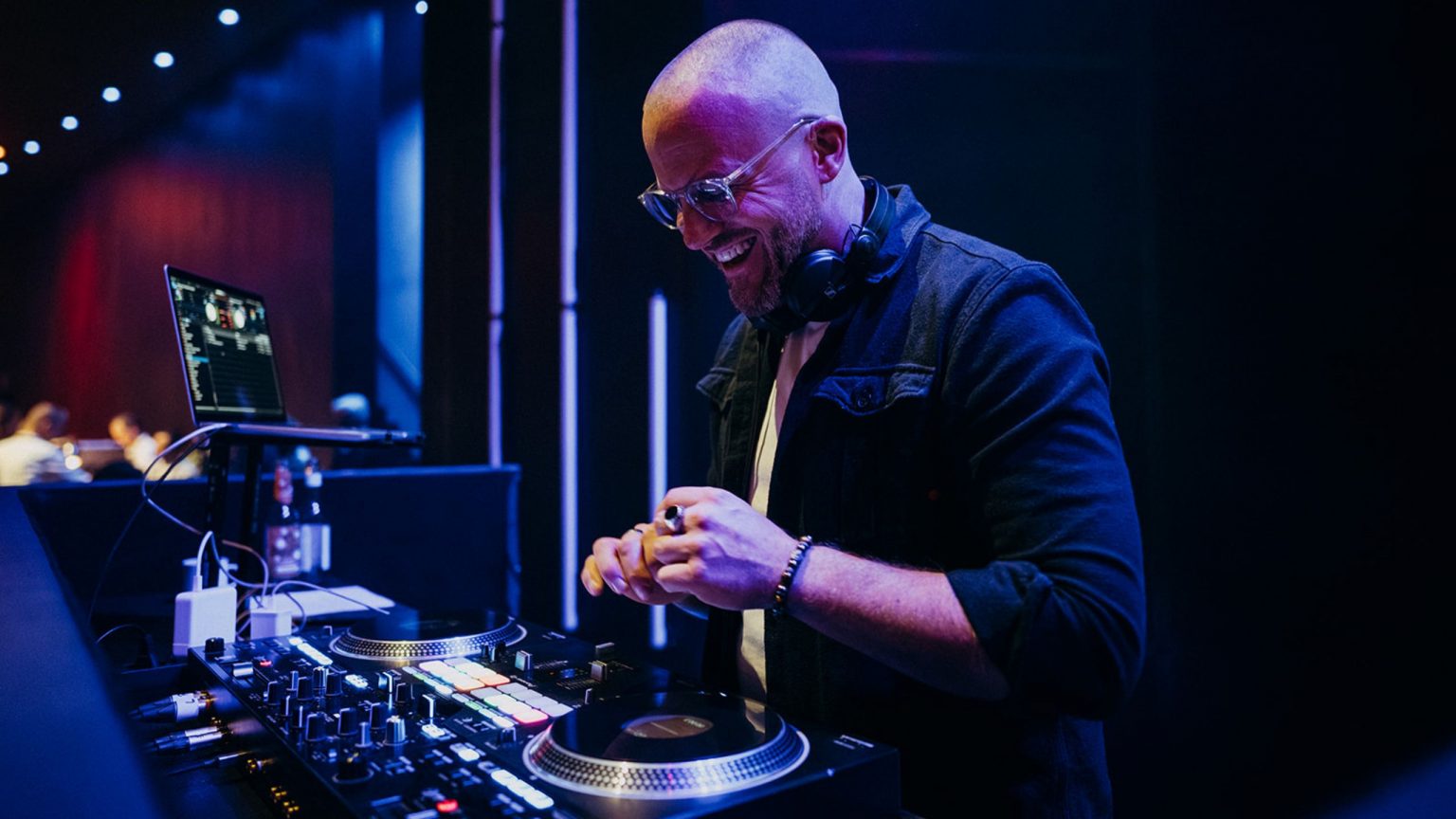 Ein DJ bei der Abendveranstaltung im Gasometer