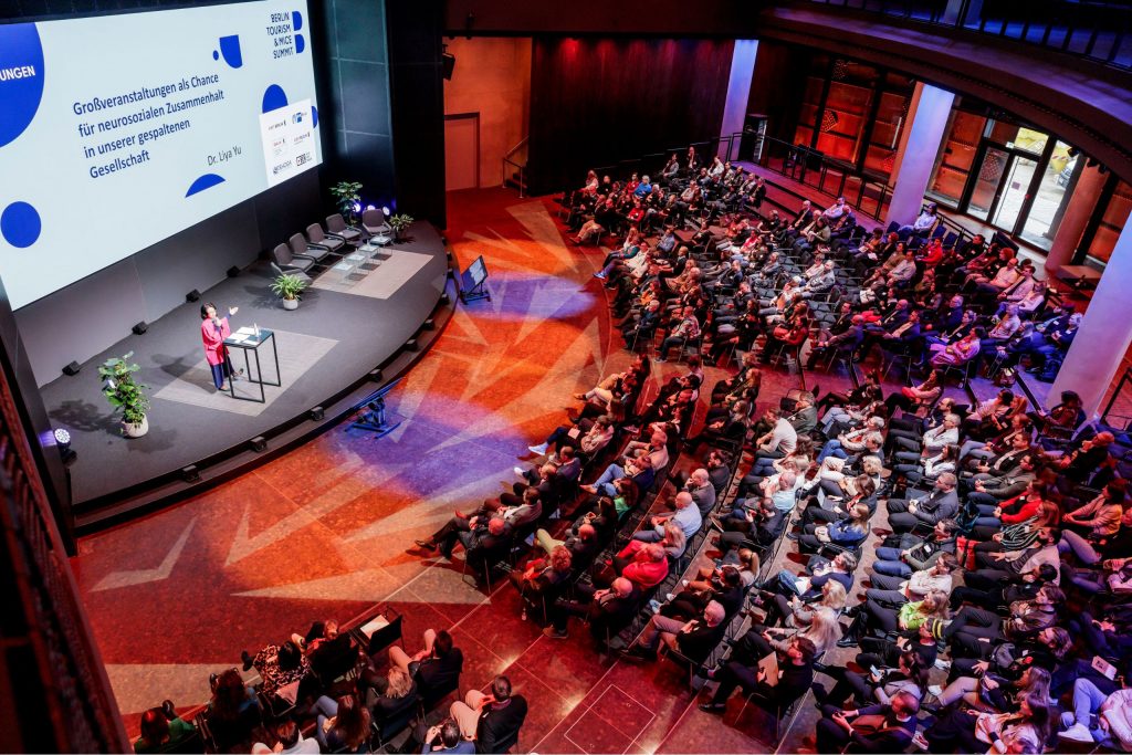 Publikum hört sich Präsentation an im Forum im Gasometer