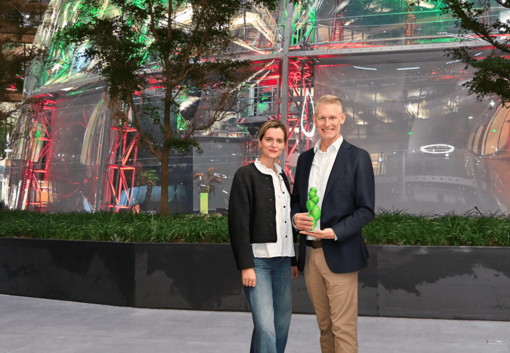 Sarah-Maria Ameler & Jörn van der Vee gemeinsam vor der EUREF-Kuppel