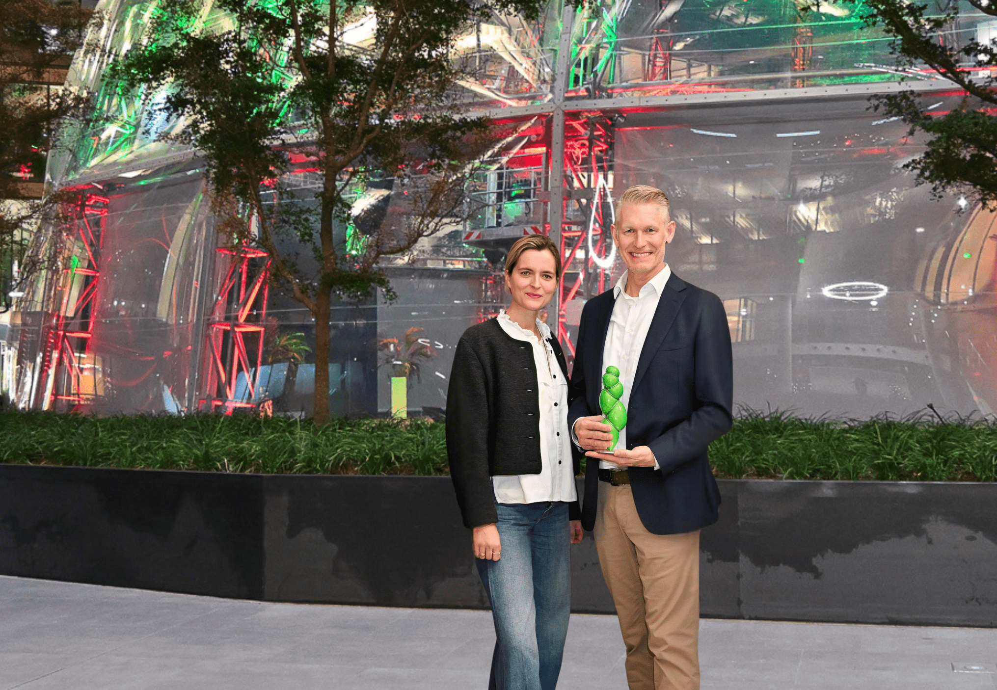 Sarah-Maria Ameler & Jörn van der Vee gemeinsam vor der EUREF-Kuppel