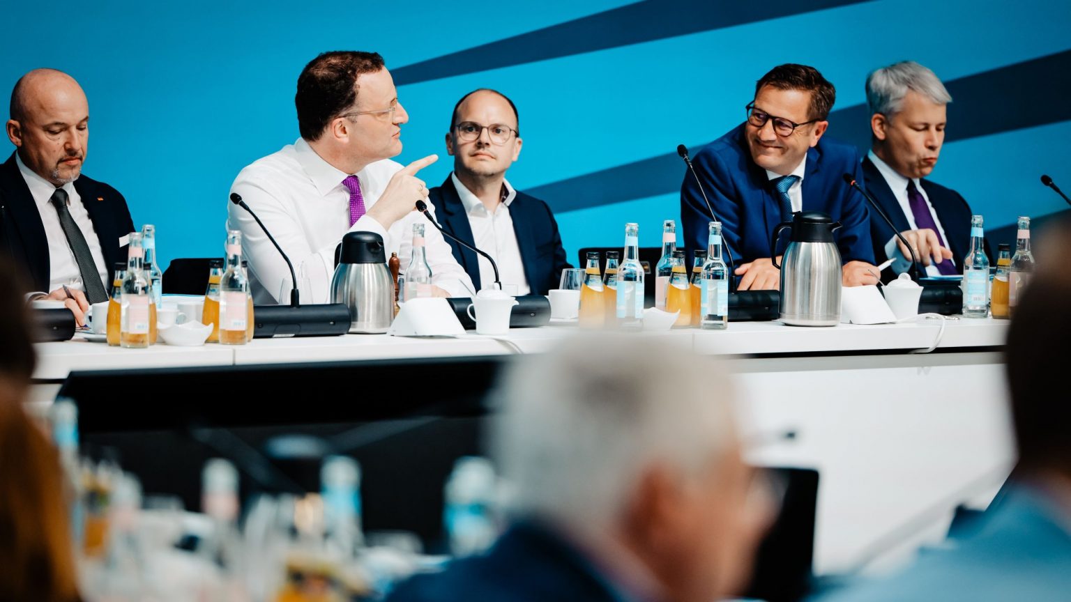 Jens Spahn spricht bei der Vorstandsklausur zu den Teilnehemden.