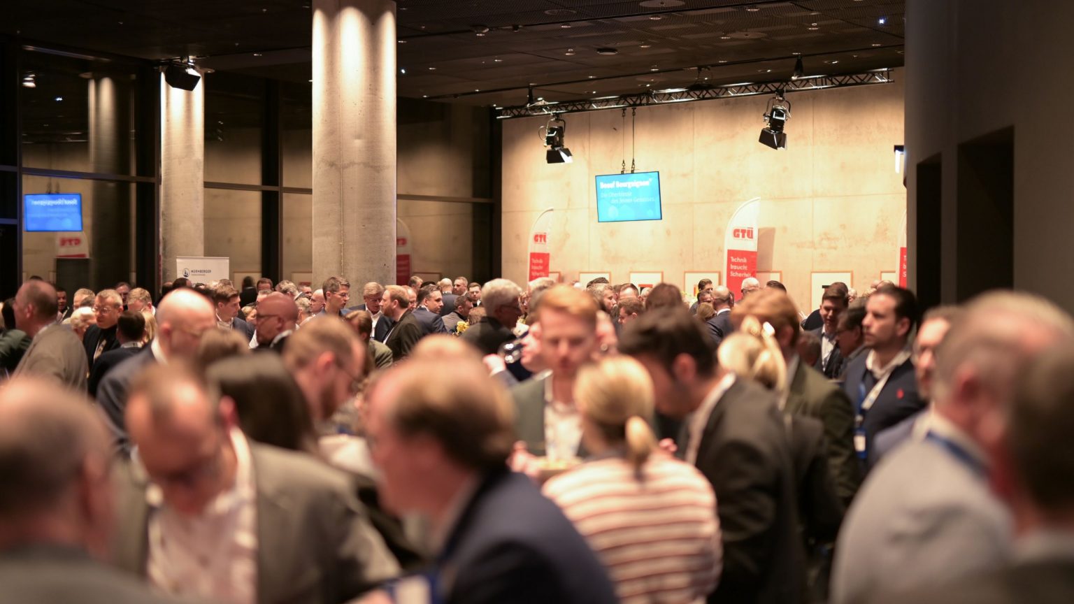 In der Base des Gasometers sammeln sich Gäste zum Netzwerken und abendlichen Ausklang beim ZDK.