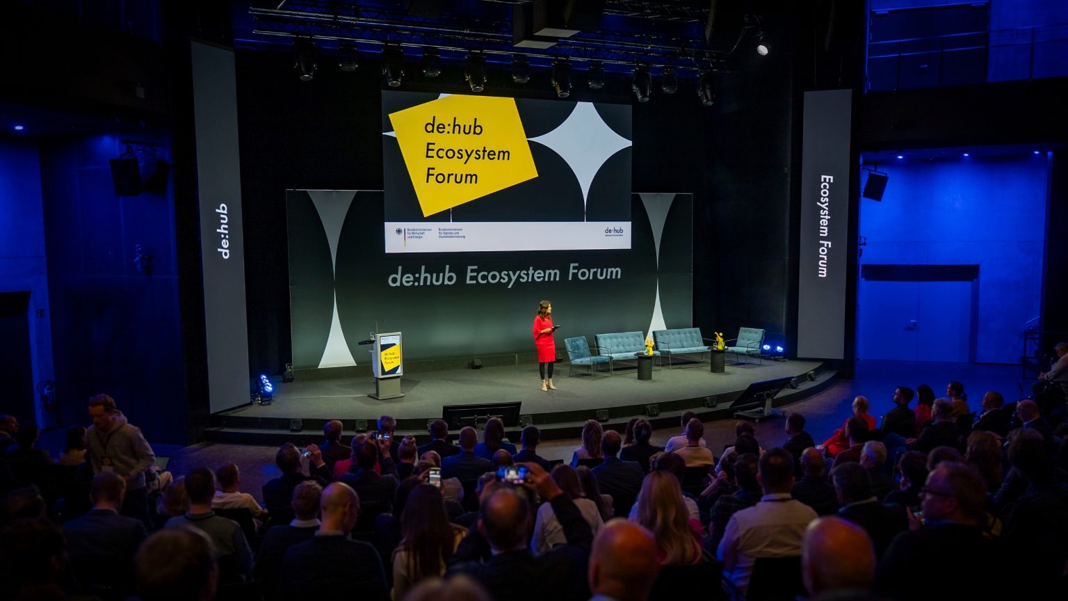 Das Forum im Gasometer mit einer Moderatorin auf der Bühne und Gästen