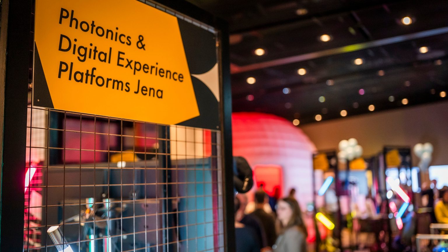 Moderne, im Industrielook gestaltete Ausstellungsflächen mit viel Neonlicht, Gitterwänden