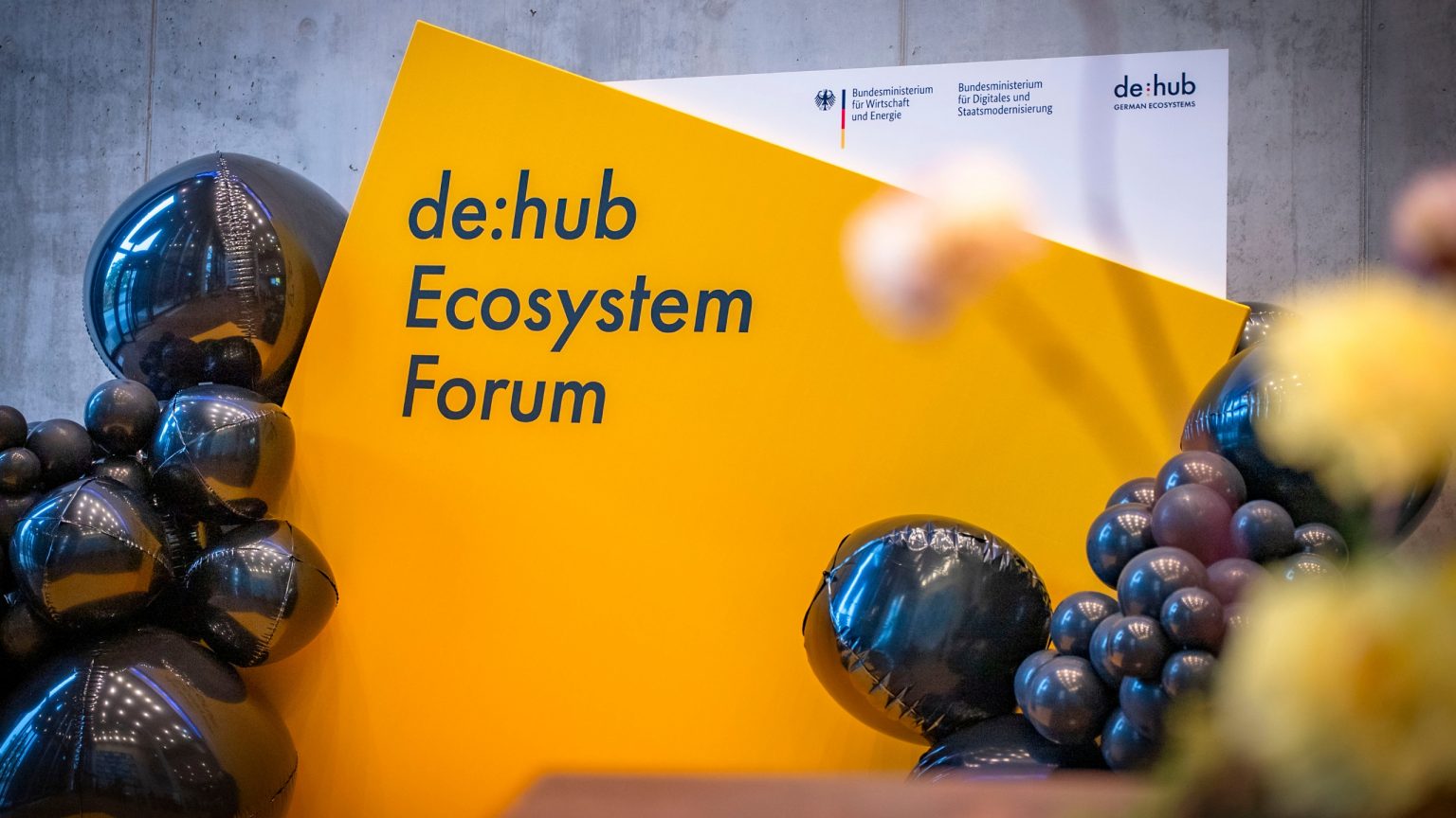 Presse- und Fotowand in der Lobby des Gasometers mit schwarzen runden Kugeln als Dekoration