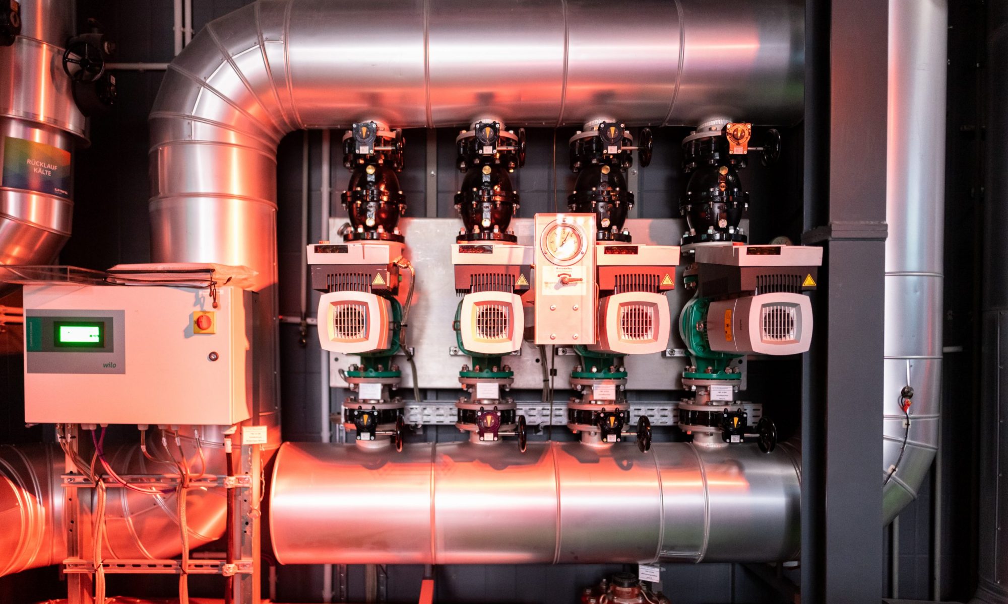 Ein Blick in die GASAG-Energiewerkstatt, die Anlage wird rot erleuchtet