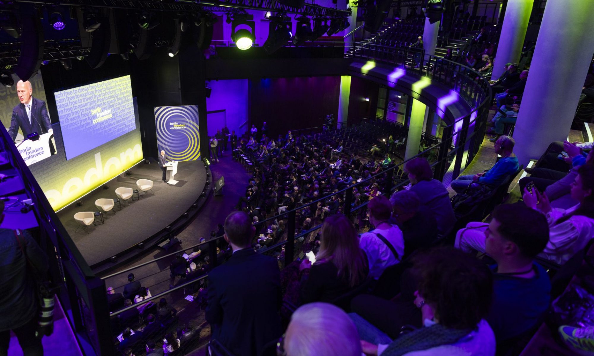 Blick von oben in das Forum des Gasometers zur Eröffnung der Berlin Freedom Conference