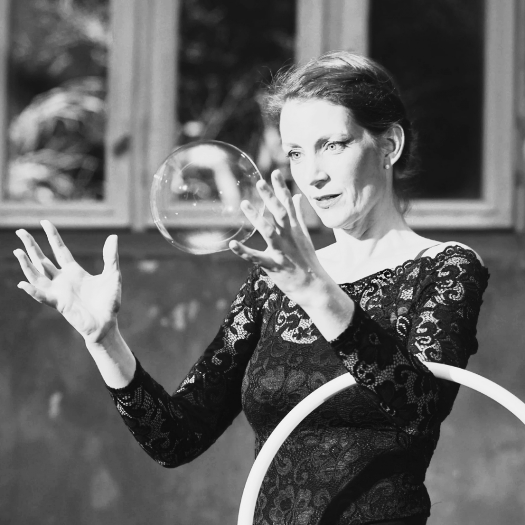 Die Zauberin Johanna Lux bei einem Trick mit einer Seifenblase