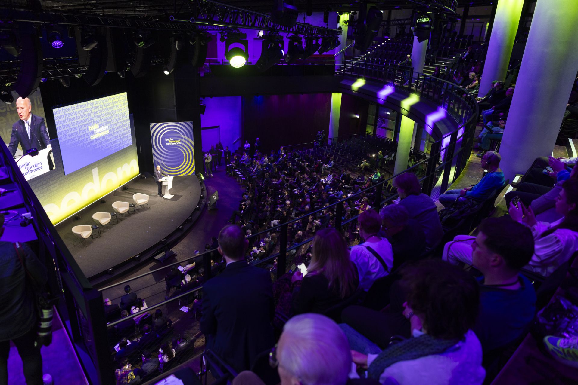 Blick von oben in das Forum des Gasometers zur Eröffnung der Berlin Freedom Conference