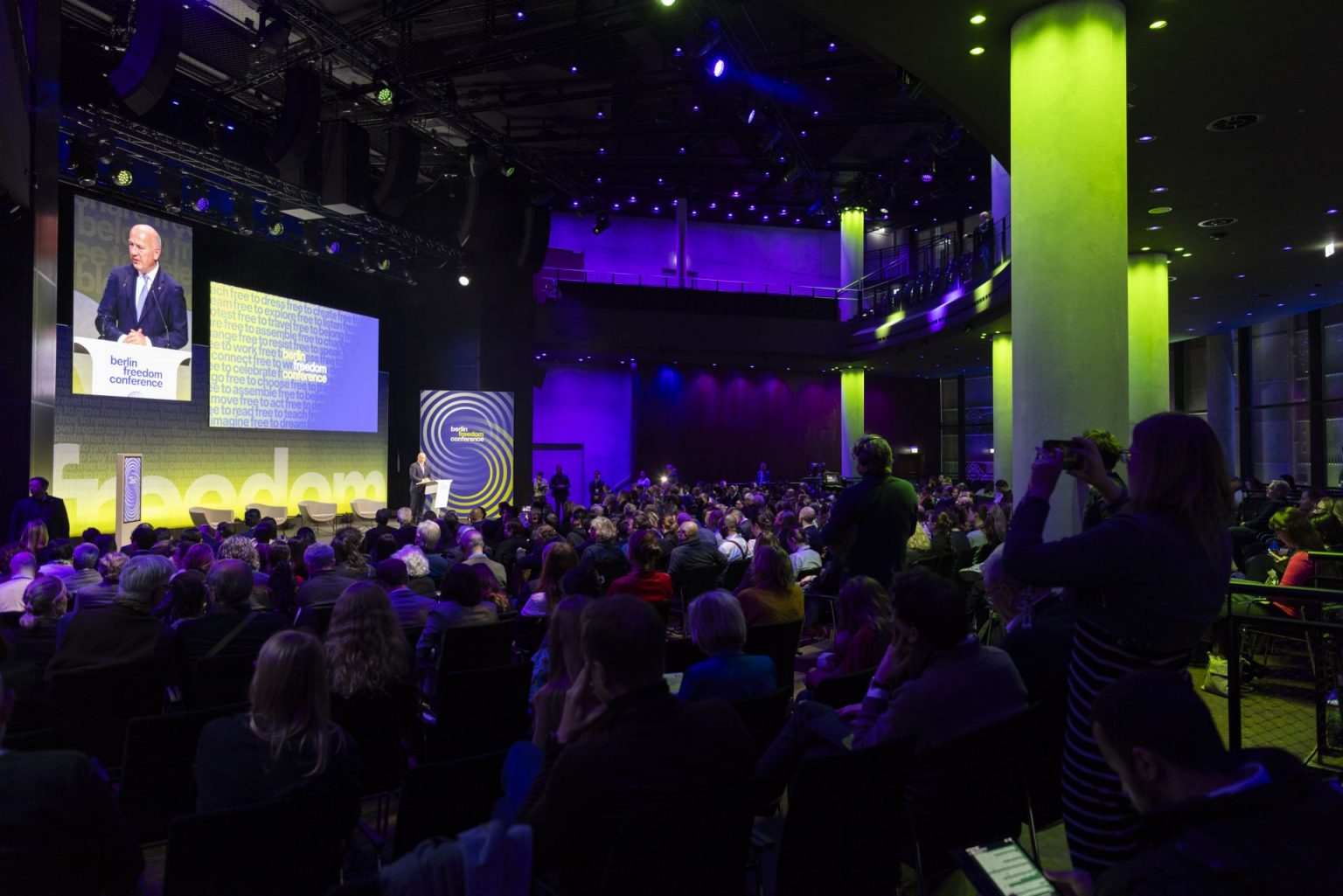 Bürgermeister Kai Wegner auf der Bühne im Gasometer zur Eröffnung der Berlin Freedom Conference